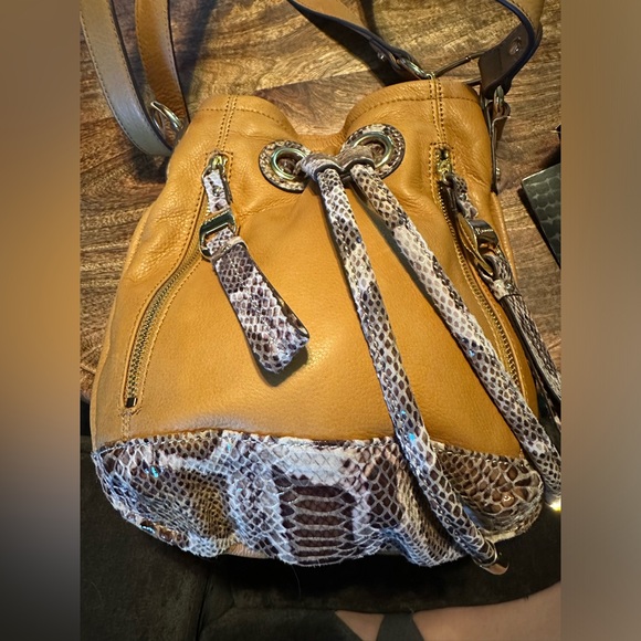 B Makowsky”naked leather” Bag. Brand new crossbody bag - Picture 3 of 7